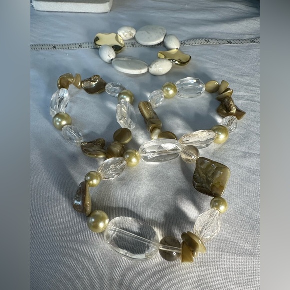 Four older bead and shell stretch style bracelets - Picture 3 of 5